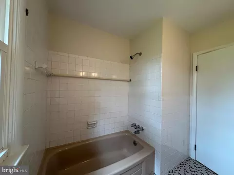 Bath - 17 Walnut Rd, Wallingford, PA 19086 photo 2 of 3