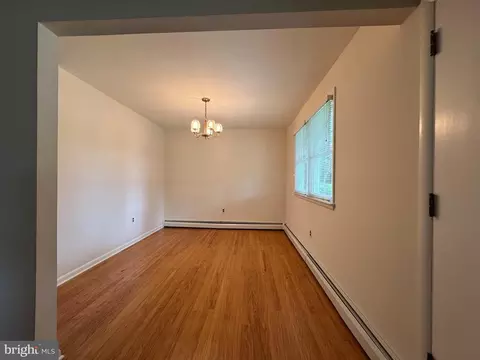 Living - 17 Walnut Rd, Wallingford, PA 19086 photo 2 of 4