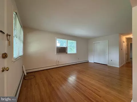 Living - 17 Walnut Rd, Wallingford, PA 19086 photo 3 of 4