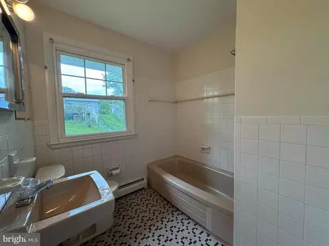 Bath - 17 Walnut Rd, Wallingford, PA 19086 photo 1 of 3