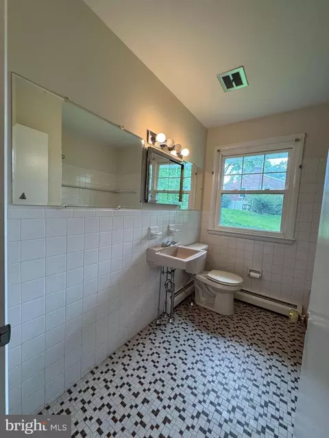 Bath - 17 Walnut Rd, Wallingford, PA 19086 photo 3 of 3