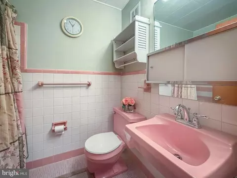 Bath - 347 Beverly Blvd, Darby, PA 19082 photo 1 of 3