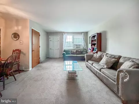 Living - 347 Beverly Blvd, Darby, PA 19082 photo 4 of 5