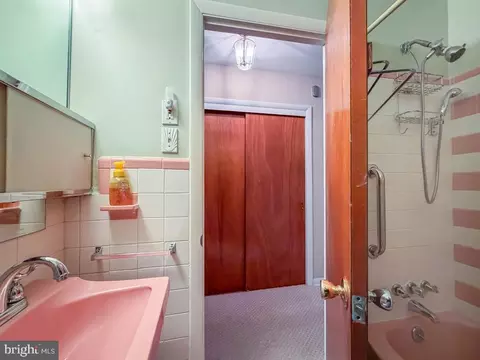 Bath - 347 Beverly Blvd, Darby, PA 19082 photo 2 of 3