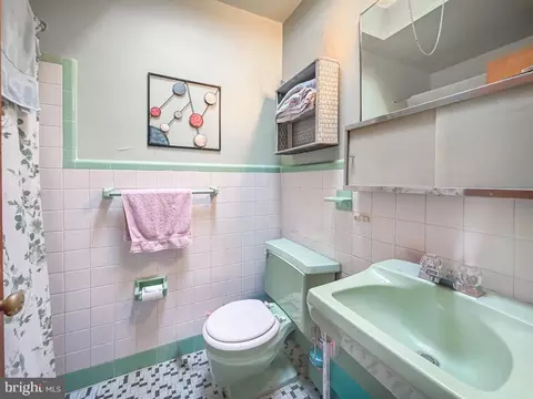 Bath - 347 Beverly Blvd, Darby, PA 19082 photo 3 of 3