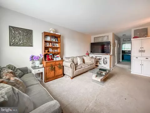 Living - 347 Beverly Blvd, Darby, PA 19082 photo 5 of 5