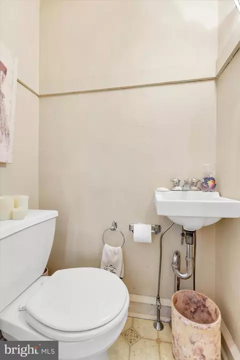 Bath - 422 Eagle Rd, Havertown, PA 19083 photo 1 of 3