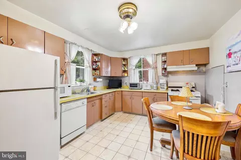 Kitchen - 422 Eagle Rd, Havertown, PA 19083 photo 3 of 3