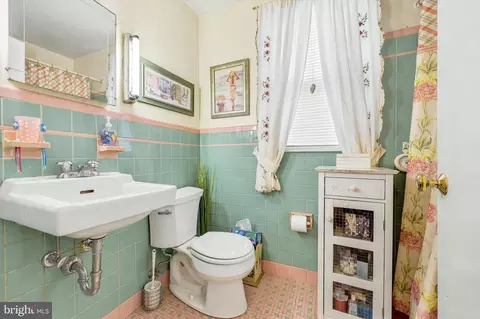 Bath - 422 Eagle Rd, Havertown, PA 19083 photo 3 of 3