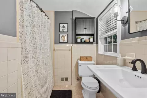 Bath - 416 Glendale Cir, Springfield, PA 19064 photo 1 of 1
