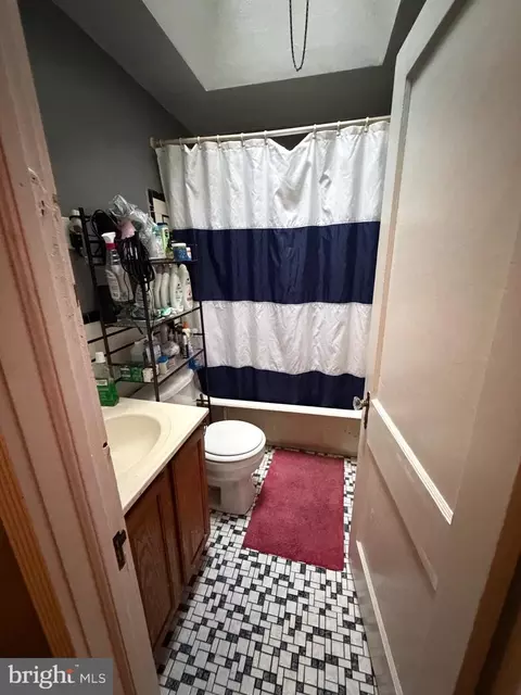 Bath - 431 Millbank Rd, Upper Darby, PA 19082 photo 1 of 1
