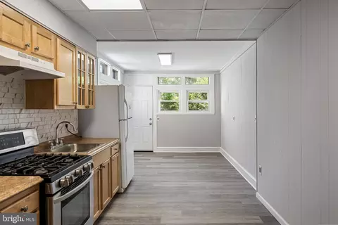 Entry Way - 59 N Keystone Ave, Darby, PA 19082 photo 1 of 5