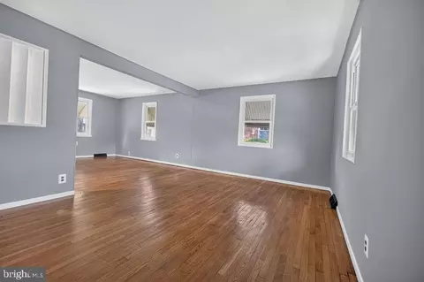 Living - 950 Thornton Rd, Boothwyn, PA 19061 photo 2 of 4