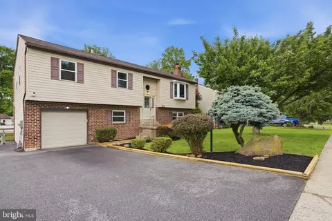 Exterior - 2206 Briarcliff Ave, Boothwyn, PA 19061 photo 2 of 8