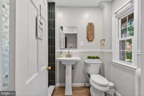 Bath - 14 Windsor Cir, Springfield, PA 19064 photo 1 of 2