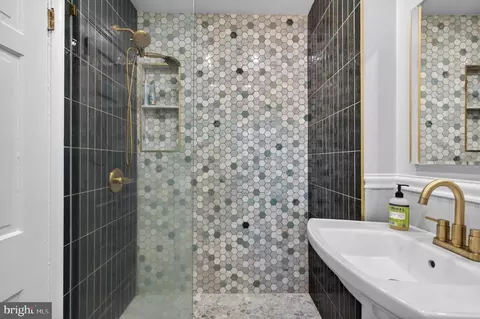 Bath - 14 Windsor Cir, Springfield, PA 19064 photo 2 of 2