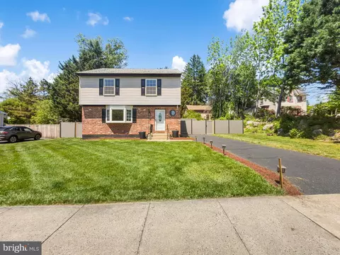 4002 Yorktown Dr, Ogden, PA 19061