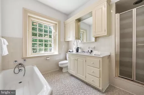Bath - 443 Saint Davids Ave, Wayne, PA 19087 photo 3 of 8