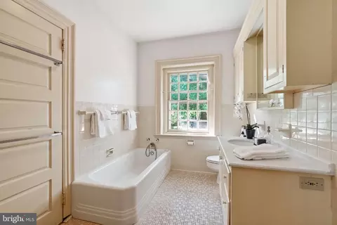 Bath - 443 Saint Davids Ave, Wayne, PA 19087 photo 4 of 8