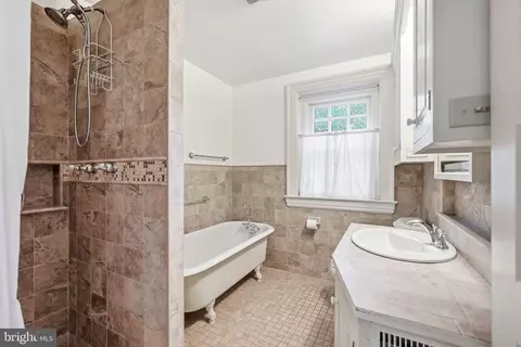 Bath - 443 Saint Davids Ave, Wayne, PA 19087 photo 5 of 8