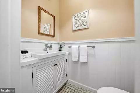 Bath - 443 Saint Davids Ave, Wayne, PA 19087 photo 1 of 8