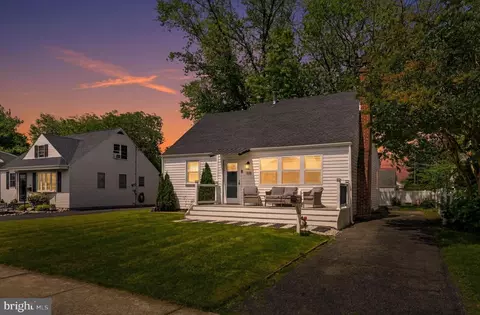 108 School House Ln, Brookhaven, PA 19015