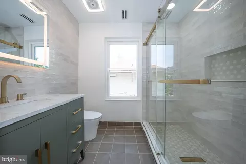 Bath - 256 Willow Ave, Wayne, PA 19087 photo 1 of 2
