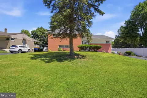 417 Foster Dr, Springfield, PA 19064