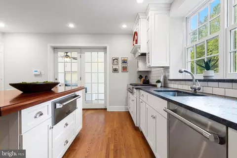 Kitchen - 400 Meadowbrook Ave, Wayne, PA 19087 photo 6 of 7