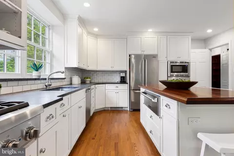 Kitchen - 400 Meadowbrook Ave, Wayne, PA 19087 photo 5 of 7