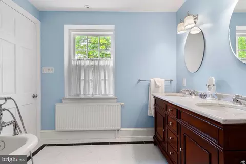 Bath - 400 Meadowbrook Ave, Wayne, PA 19087 photo 2 of 5