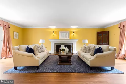 Living - 400 Meadowbrook Ave, Wayne, PA 19087 photo 1 of 2