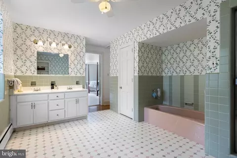 Bath - 400 Meadowbrook Ave, Wayne, PA 19087 photo 5 of 5