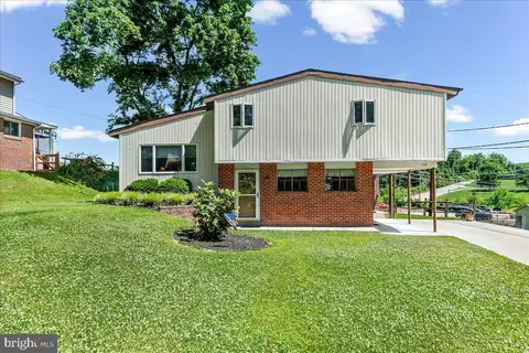 798 Capri Cir, Marcus Hook, PA 19061