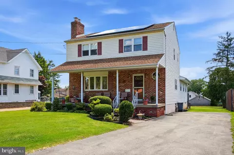 1004 Green Ln, Secane, PA 19018