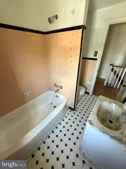 Bath - 103 Garrison Rd, Brookhaven, PA 19015 photo 2 of 2