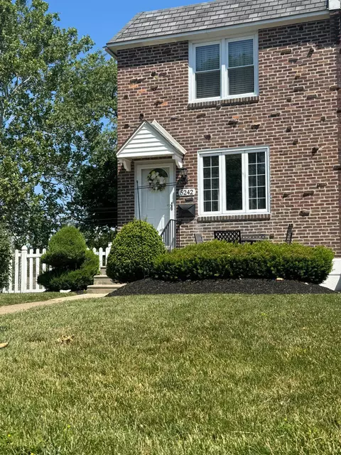 5242 Gramercy Dr, Clifton Heights, PA 19018