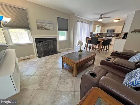 Living - 4206 Upland Dr, Boothwyn, PA 19061 photo 4 of 6