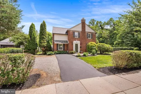 Exterior - 411 Sugartown Rd, Wayne, PA 19087 photo 2 of 8