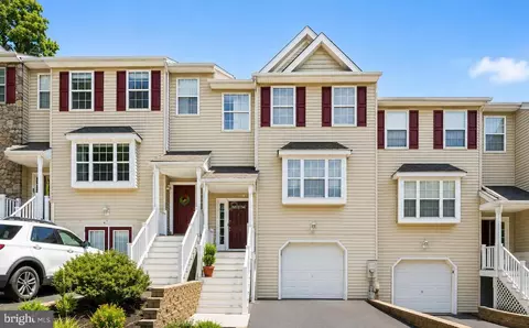 16 Linda Ln, Aston, PA 19014