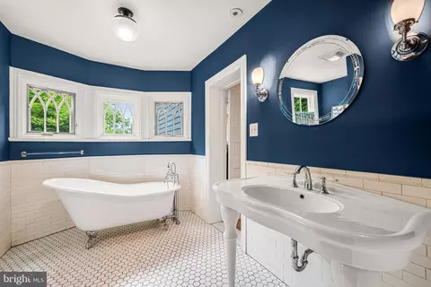 Bath - 118 Walnut Ave, Wayne, PA 19087 photo 1 of 1