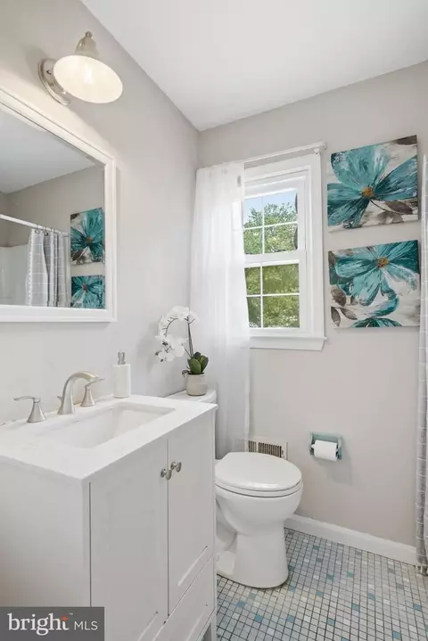 Bath - 2437 W Colonial Dr, Upper Chichester, PA 19061 photo 2 of 5
