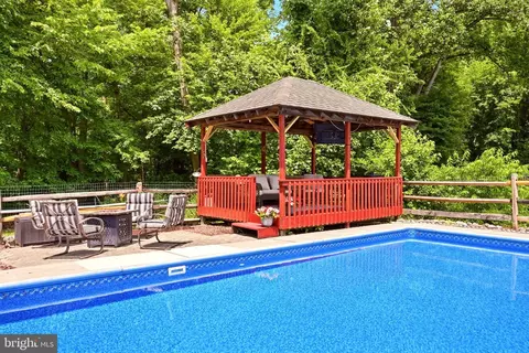 Exterior - 2437 W Colonial Dr, Upper Chichester, PA 19061 photo 16 of 25