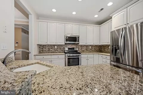 Kitchen - 10 Irwin Dr, Ogden, PA 19061 photo 2 of 3