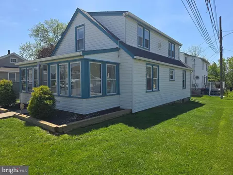 1242 Chestnut St, Marcus Hook, PA 19061