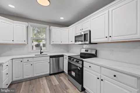 Entry Way - 901 Ormond Ave, Drexel Hill, PA 19026 photo 3 of 16