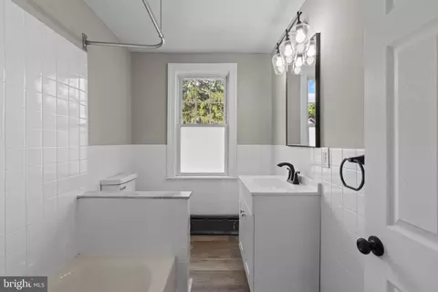 Bath - 901 Ormond Ave, Drexel Hill, PA 19026 photo 2 of 2
