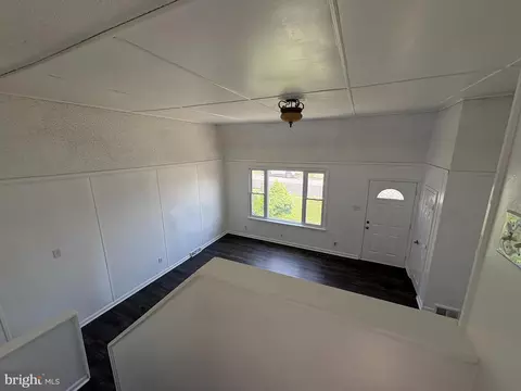 Living - 1402 Cosgrove St, Marcus Hook, PA 19061 photo 5 of 6