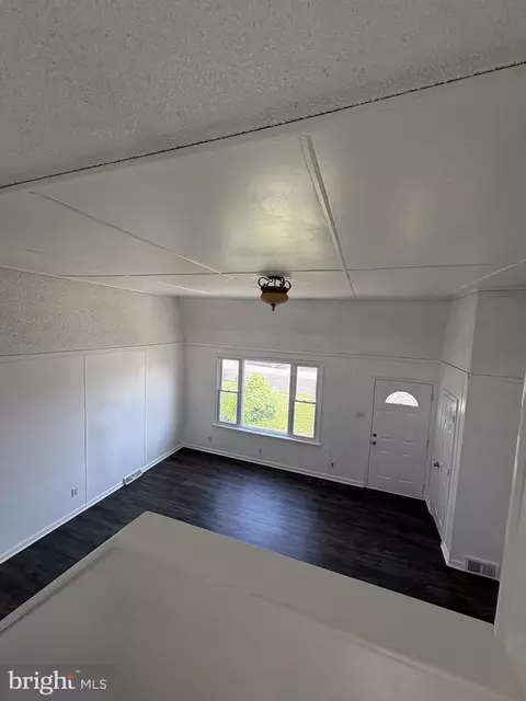 Living - 1402 Cosgrove St, Marcus Hook, PA 19061 photo 3 of 6