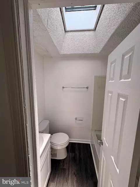 Bath - 1402 Cosgrove St, Marcus Hook, PA 19061 photo 3 of 3